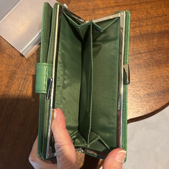 Accessorize,  Kisslock long Wallet  checkbook holder card slots  2 ID windows si - Picture 10 of 16